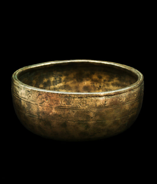 Antique Void Singing Bowl  F#5 725Hz 4 1/2" A16138